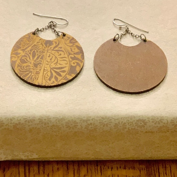 Stamped/embossed textured leather earrings - Picture 3 of 4